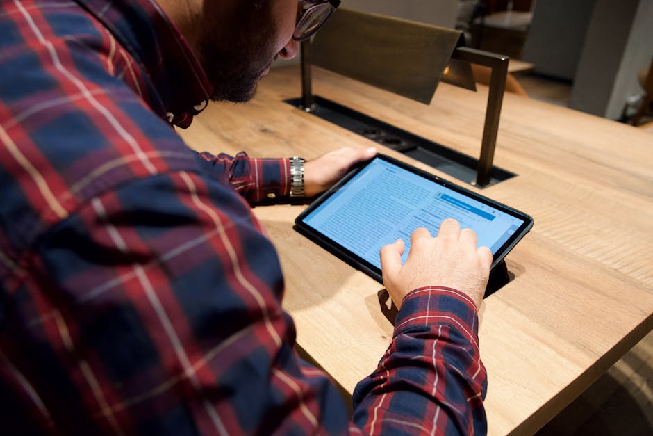 Persona che legge notizie sull'intelligenza artificiale su un tablet